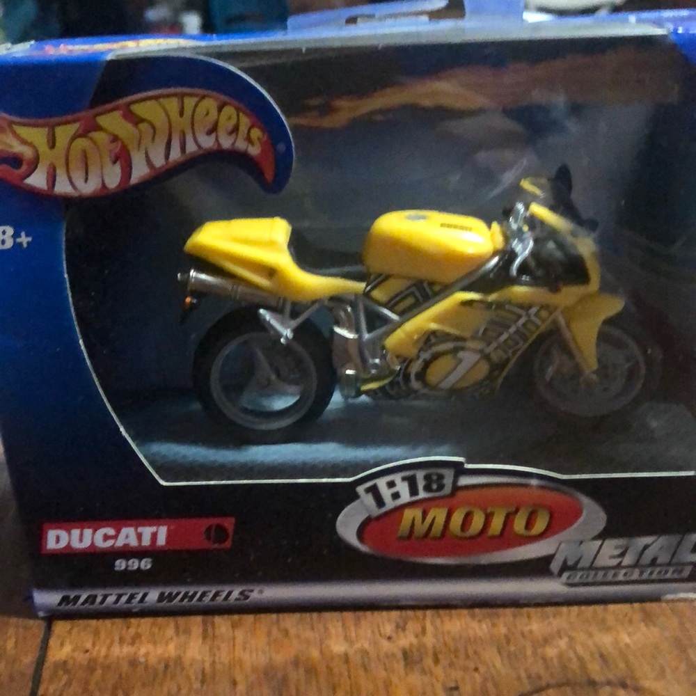 Hot Wheels DUCATI 996 motorcycle DIE CAST 1:18